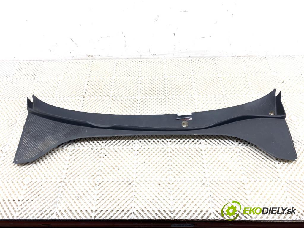 VW PASSAT B7 sedan 2015 125 kW 1.8 TSI 1798 Torpédo, plast pod čelné okno 561819415B (Torpédo (plast pod čelným sklom))