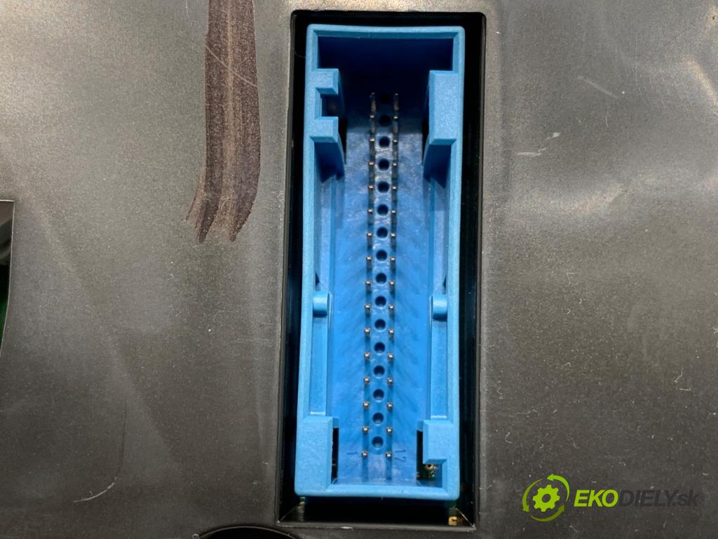 VW PASSAT B7 sedan 2015 125 kW 1.8 TSI 1798 Prístrojovka 561920970F (Prístrojová doska)