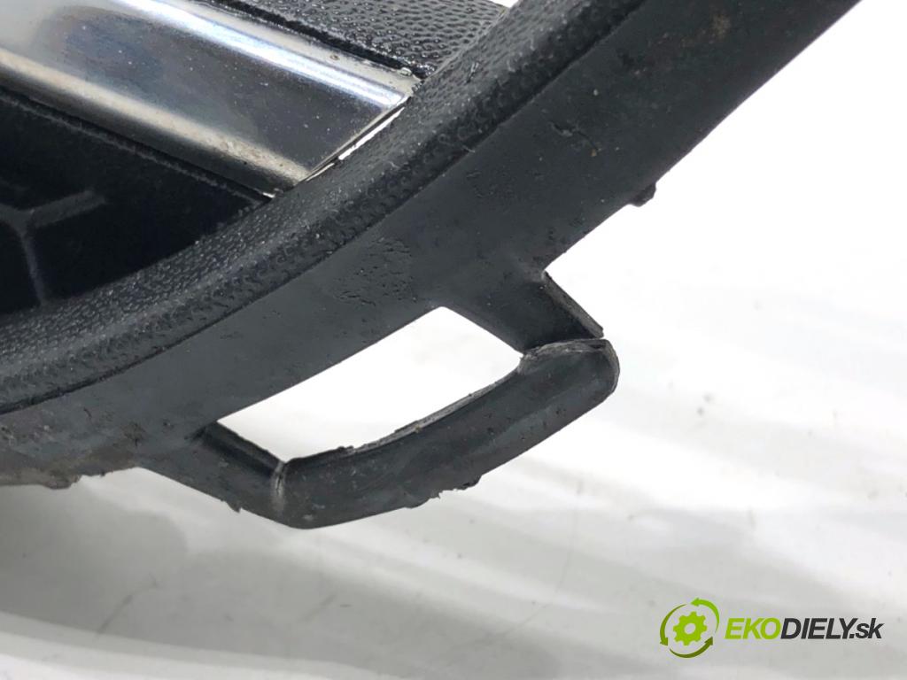 VW PASSAT B7 sedan 2015 125 kW 1.8 TSI 1798 Mriežky nárazníka ľavy predný 561853665A