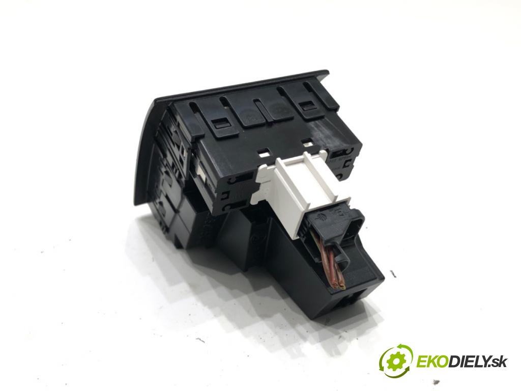 VW PASSAT B7 sedan 2015 125 kW 1.8 TSI 1798 Displej 561919204B (Prístrojová doska)