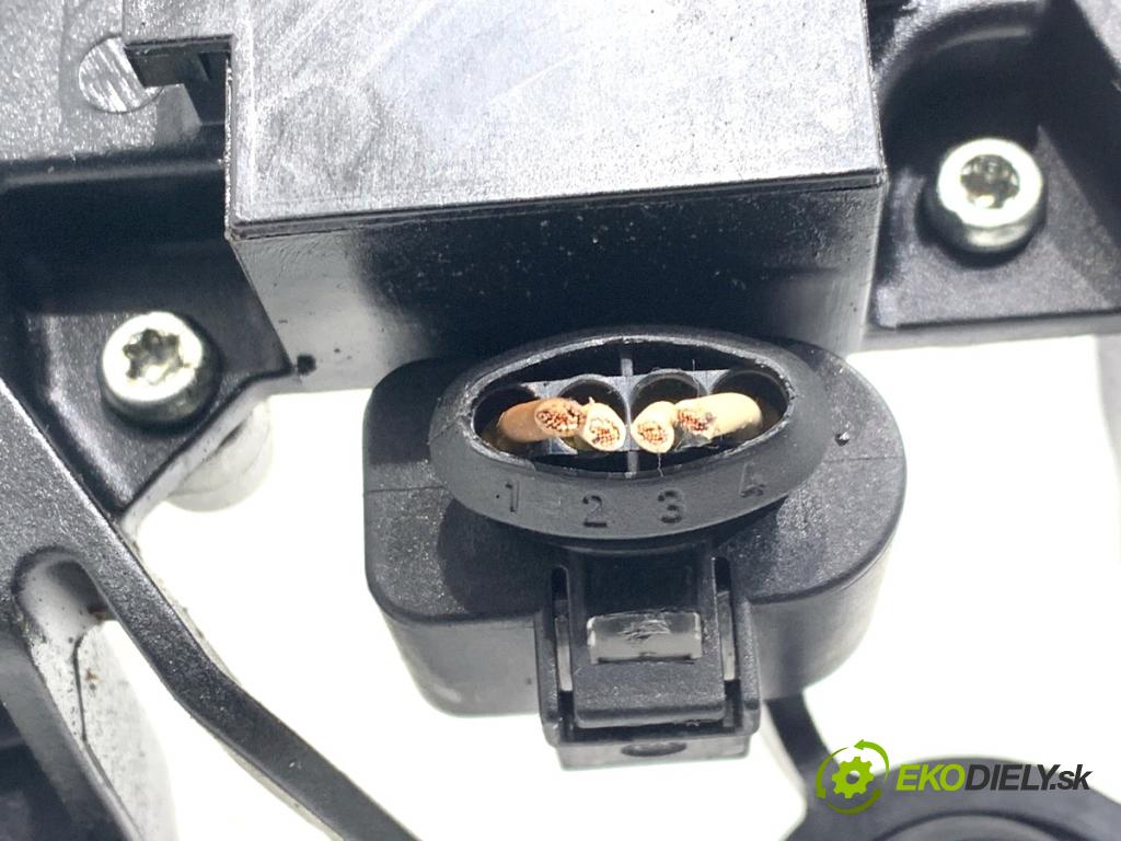 VW GOLF V liftback 2004 77 kW 1.9 TDI 1896 Motor stieračov zad 0390201800