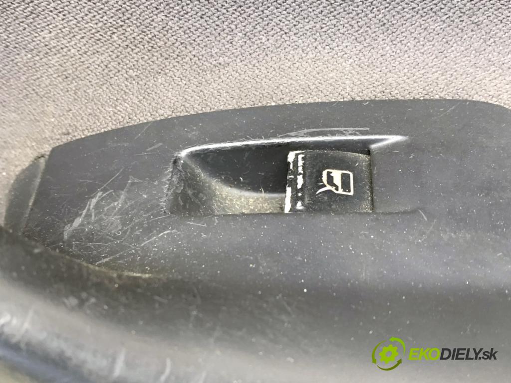 VW GOLF V liftback 2004 77 kW 1.9 TDI 1896 ča dveře pravý přední část