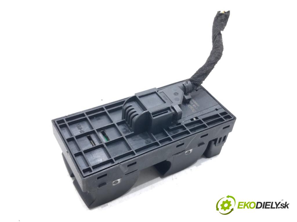 AUDI A4 B7 Kombi 2005 103 kW 2.0 TDI 1968 Prepínač okien  (Prepínacie páčky pod volantom)