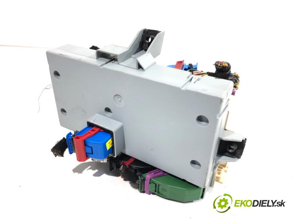 ALFA ROMEO 159 sedan 2006 110 kW 1.9 JTDM 16V (939AXC1B, 939AXC12) 1910 skříňka poistková 501202110040 (Pojistková skříňka)