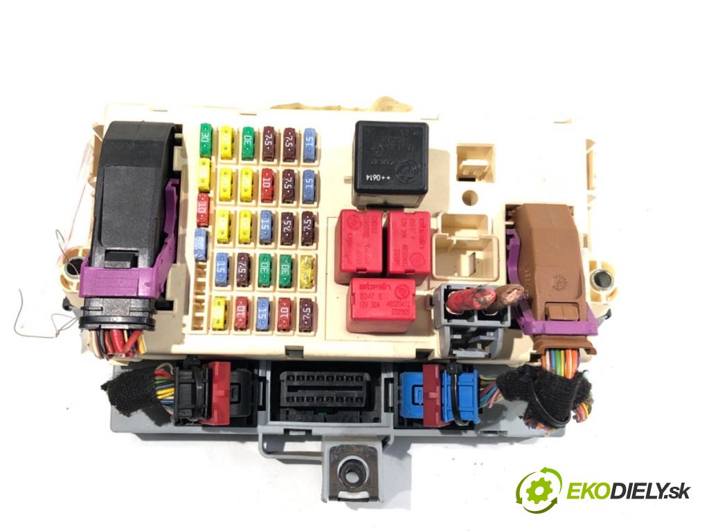 ALFA ROMEO 159 sedan 2006 110 kW 1.9 JTDM 16V (939AXC1B, 939AXC12) 1910 skříňka poistková 501202110040 (Pojistková skříňka)