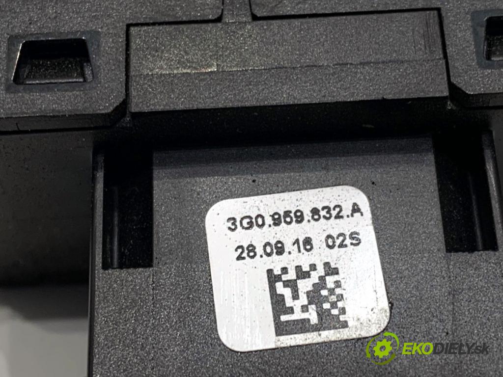 VW PASSAT B8 Kombi 2016 140 kW 2.0 TDI 1968 vypínač otvárania dverí 3G0959832A