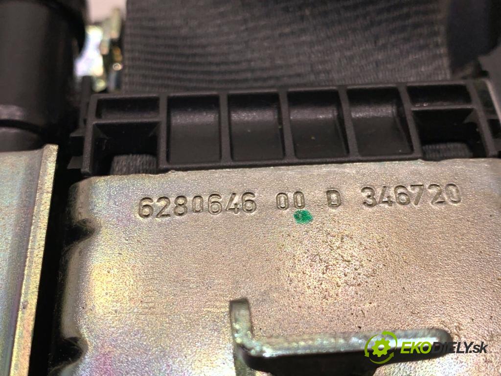 VW PASSAT B8 Kombi 2016 140 kW 2.0 TDI 1968 Držiak BEZPEČNOSŤ pravy predný 636199000A 631627100C