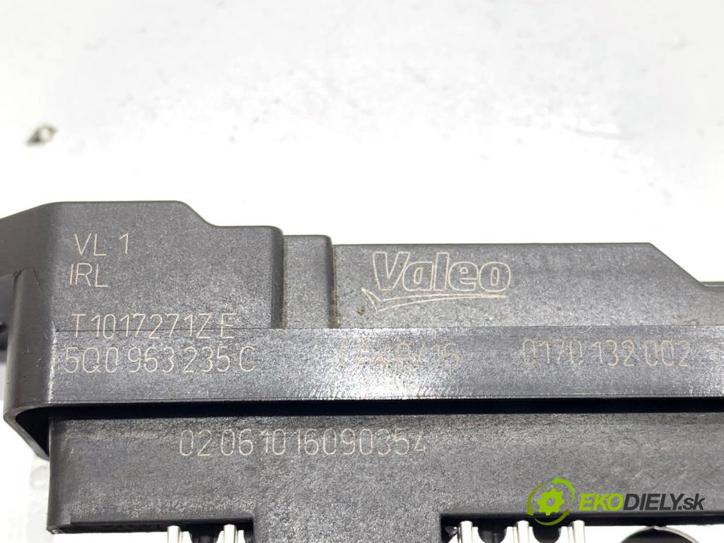 VW PASSAT B8 Kombi 2016 140 kW 2.0 TDI 1968 topné těleso radiátor topení elektrická 5Q0963235C (Radiátor topení)