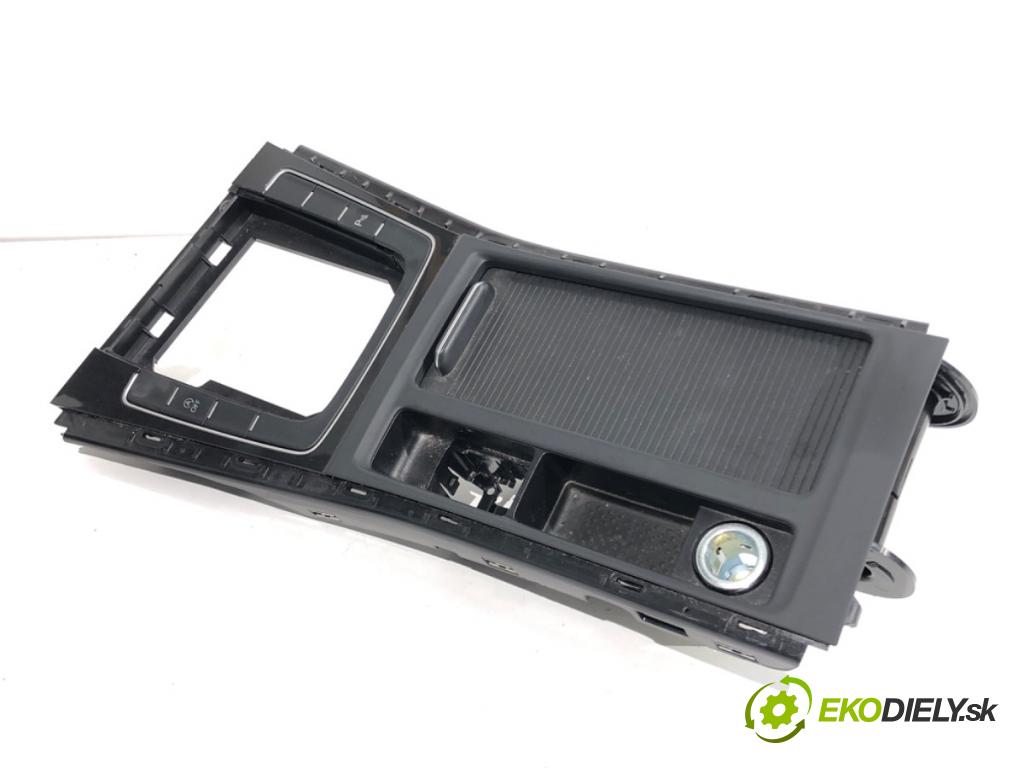 VW GOLF VII Kombi 2019 96 kW 1.5 TSI 1495 Držiak na nápoje 5G1863245F (Držiak (úchyt) na nápoje)