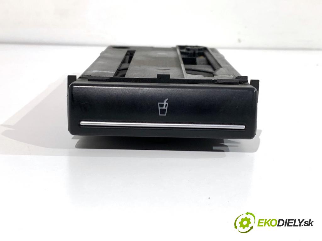 AUDI A3 8P liftback 2004 103 kW 2.0 TDI 1968 Držiak na nápoje 8P0862534 (Držiak (úchyt) na nápoje)