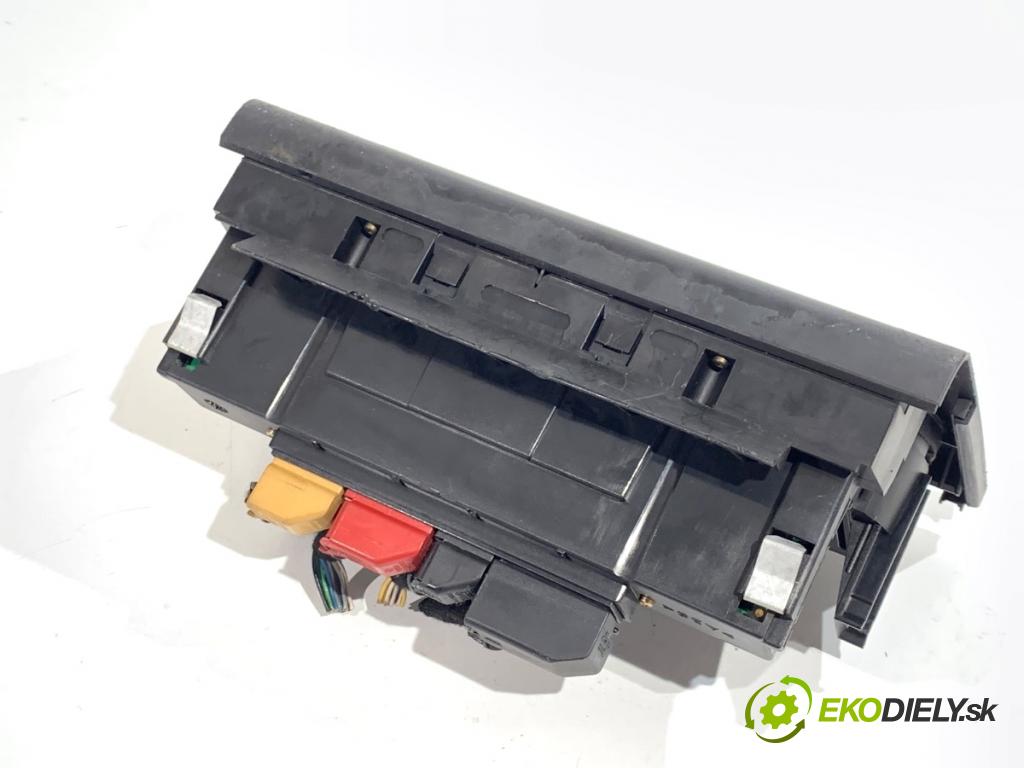 AUDI A3 8P liftback 2004 103 kW 2.0 TDI 1968 Panel ovládania kúrenia 8P0820043D (Prepínacie páčky pod volantom)