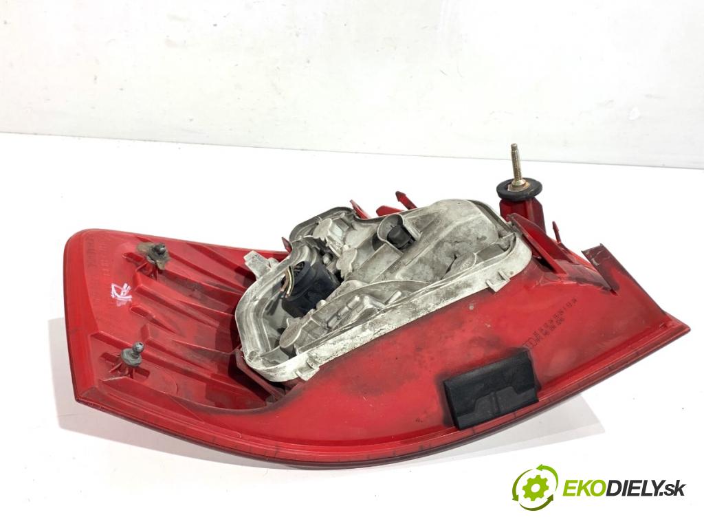 AUDI A3 8P liftback 2004 103 kW 2.0 TDI 1968 Svetlo pravy zad 8P0945096