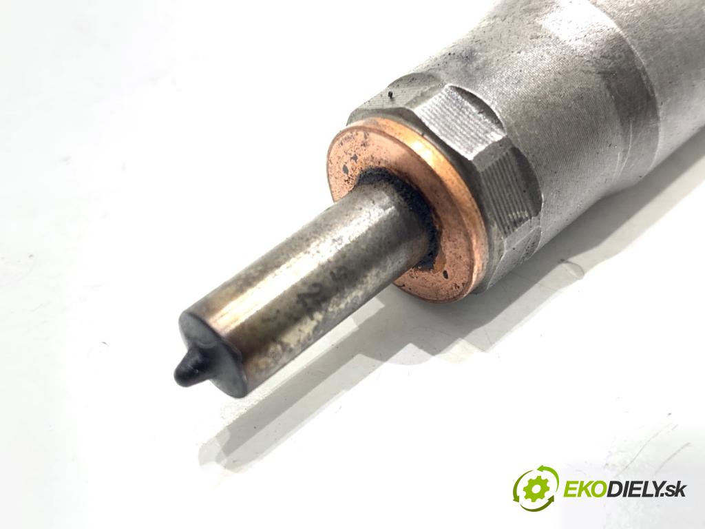 KIA SPORTAGE III SUV 2010 85 kW 1.7 CRDi 1685 vstrekovač 338002A800 (Vstrekovač paliva)