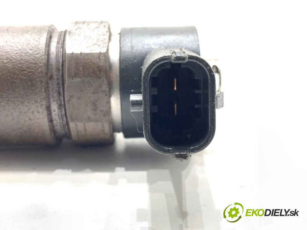 KIA SPORTAGE III SUV 2010 85 kW 1.7 CRDi 1685 vstrekovač 338002A800 (Vstrekovač paliva)