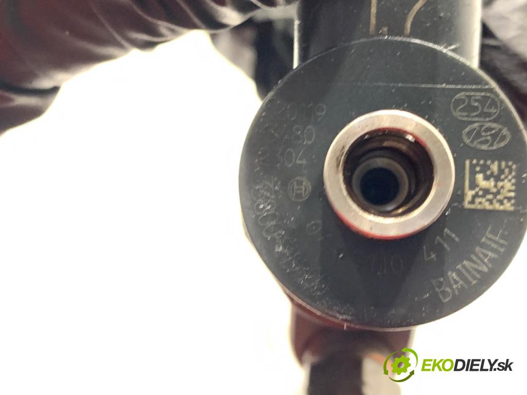 KIA SPORTAGE III SUV 2010 85 kW 1.7 CRDi 1685 vstrekovač 338002A800 (Vstrekovač paliva)