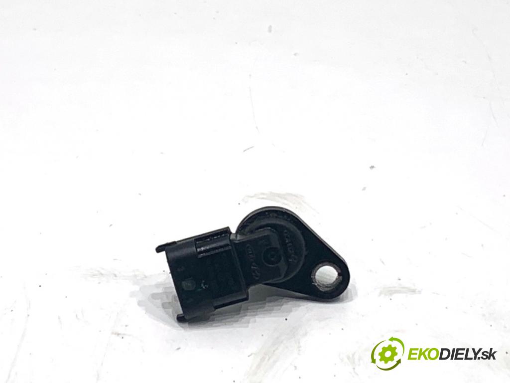 KIA SPORTAGE III SUV 2010 85 kW 1.7 CRDi 1685 snímač pozice vačkového hřídele 39300-2A000 (Snímač polohy klikového hřídele)