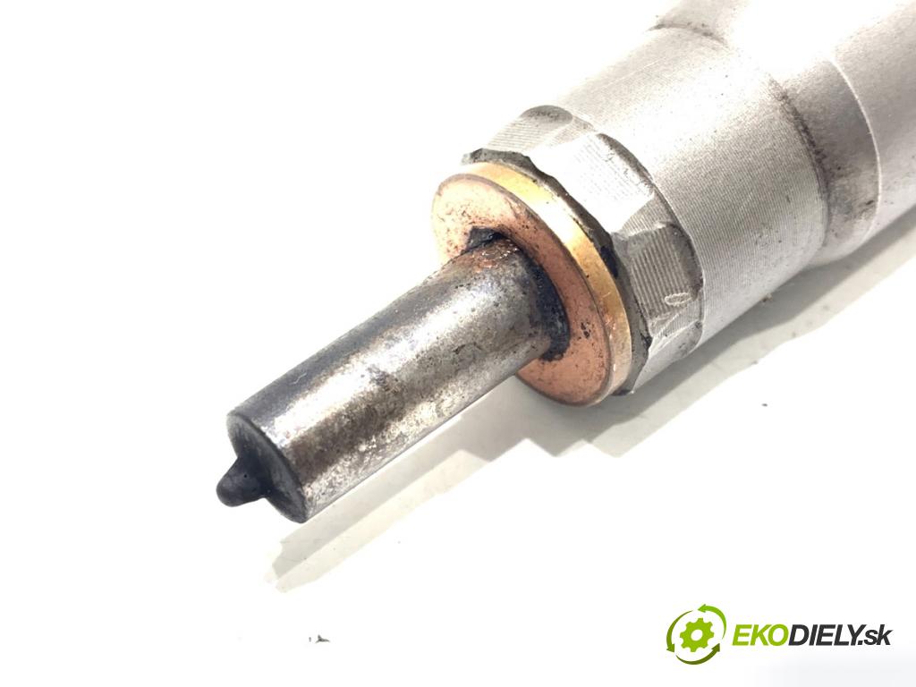 KIA SPORTAGE III SUV 2010 85 kW 1.7 CRDi 1685 vstrekovač 338002A800 (Vstrekovač paliva)