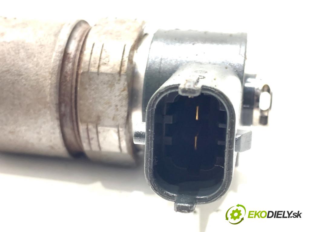 KIA SPORTAGE III SUV 2010 85 kW 1.7 CRDi 1685 vstrekovač 338002A800 (Vstrekovač paliva)