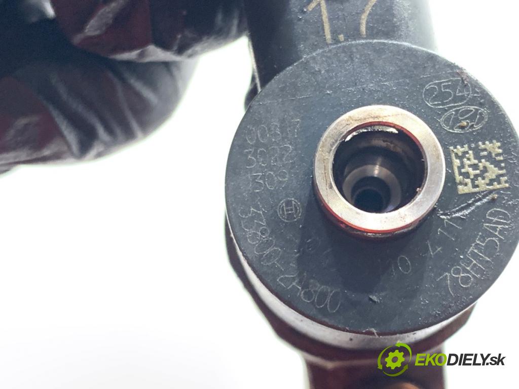 KIA SPORTAGE III SUV 2010 85 kW 1.7 CRDi 1685 vstrekovač 338002A800 (Vstrekovač paliva)