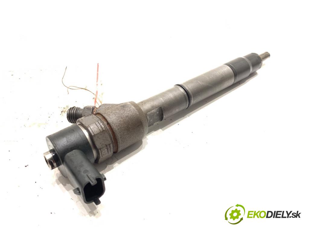 KIA SPORTAGE III SUV 2010 85 kW 1.7 CRDi 1685 vstrekovač 338002A800 (Vstrekovač paliva)