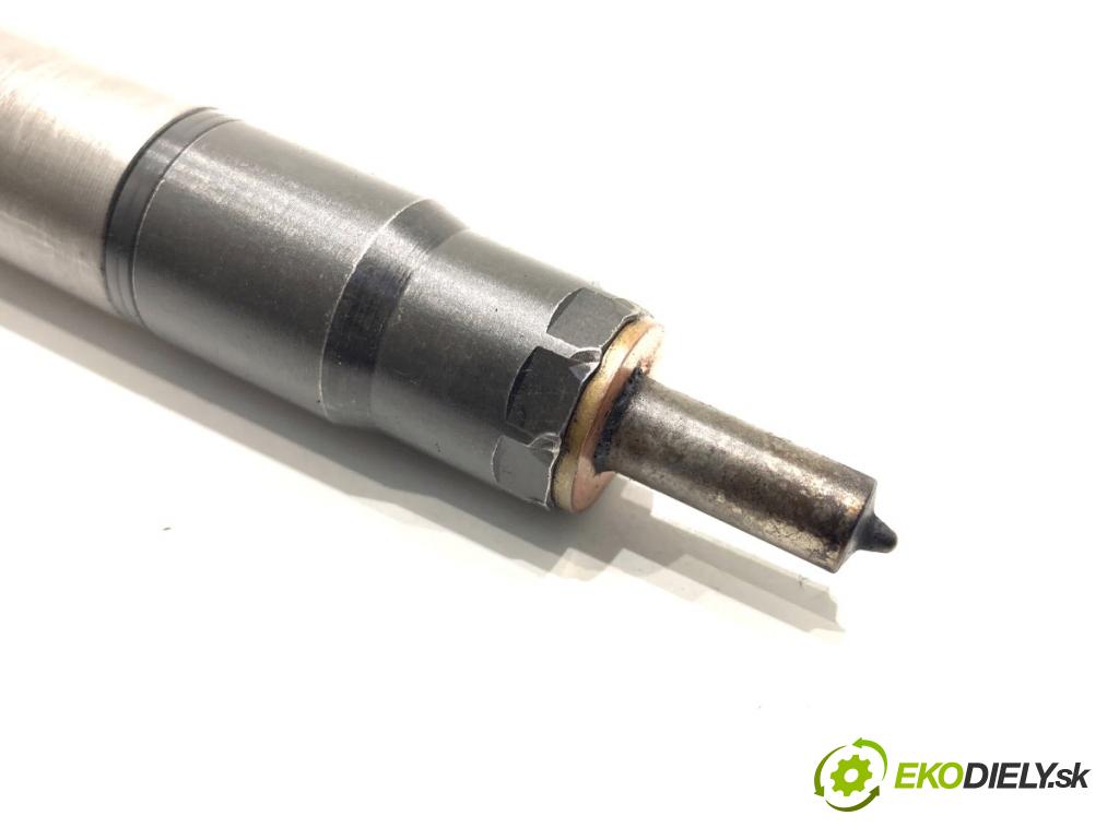 KIA SPORTAGE III SUV 2010 85 kW 1.7 CRDi 1685 vstrekovač 338002A800 (Vstrekovač paliva)