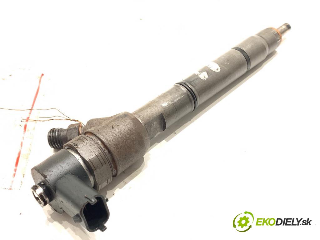 KIA SPORTAGE III SUV 2010 85 kW 1.7 CRDi 1685 vstrekovač 338002A800 (Vstrekovač paliva)