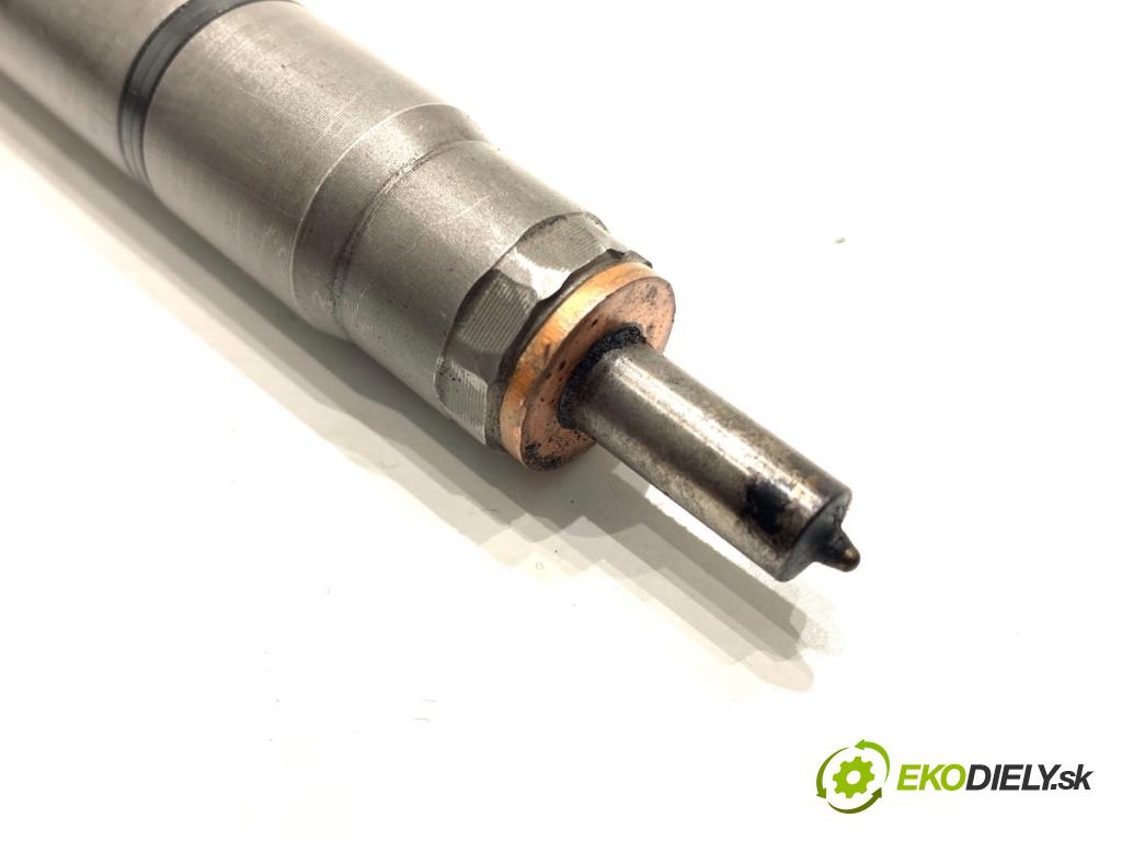 KIA SPORTAGE III SUV 2010 85 kW 1.7 CRDi 1685 vstrekovač 338002A800 (Vstrekovač paliva)