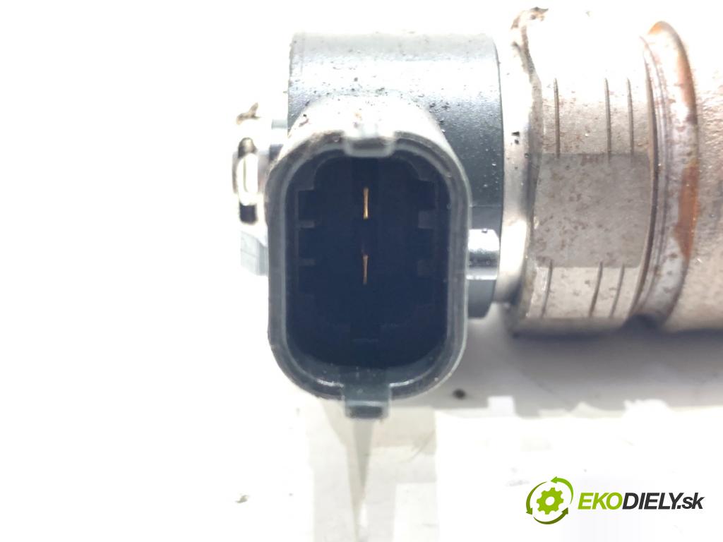 KIA SPORTAGE III SUV 2010 85 kW 1.7 CRDi 1685 vstrekovač 338002A800 (Vstrekovač paliva)