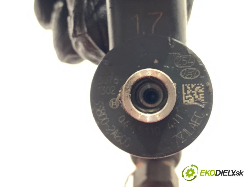 KIA SPORTAGE III SUV 2010 85 kW 1.7 CRDi 1685 vstrekovač 338002A800 (Vstrekovač paliva)