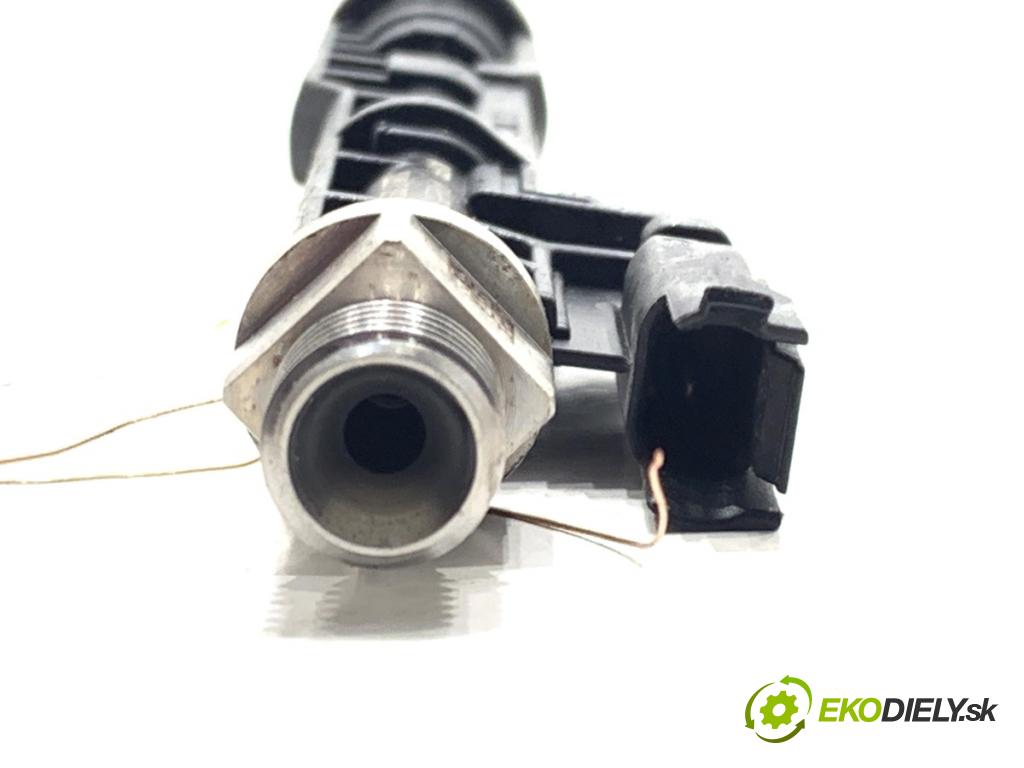 BMW F30 sedan 2016 180 kW 328 i xDrive 1997 vstrekovač 7645960 (Vstrekovač paliva)