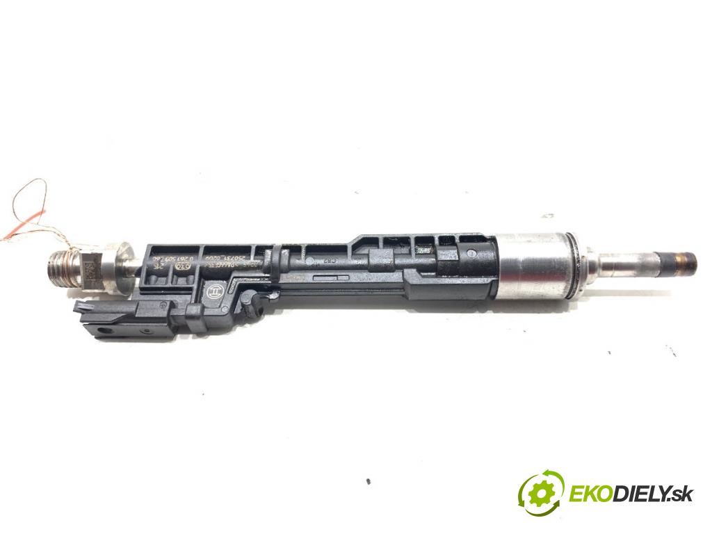 BMW F30 sedan 2016 180 kW 328 i xDrive 1997 vstrekovač 8625397 0261500260 (Vstrekovač paliva)