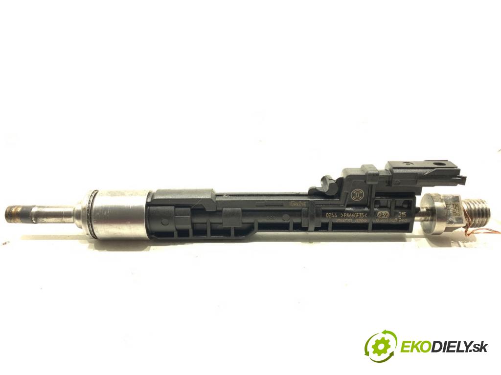 BMW F30 sedan 2016 180 kW 328 i xDrive 1997 vstrekovač 8625397 0261500260 (Vstrekovač paliva)