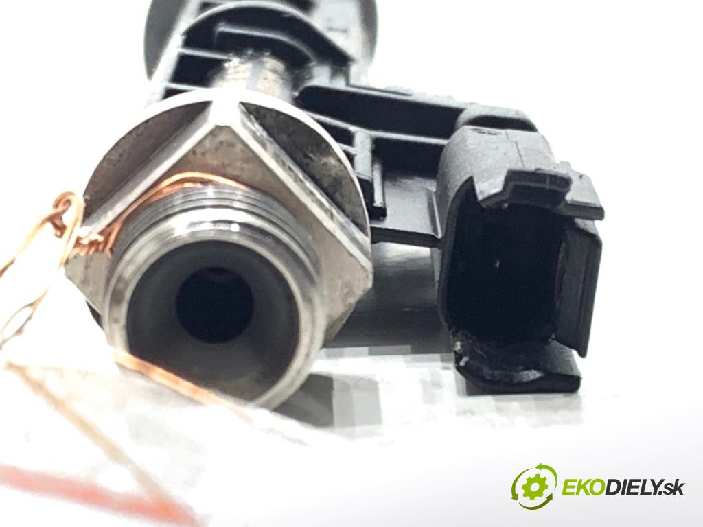 BMW F30 sedan 2016 180 kW 328 i xDrive 1997 vstrekovač 8625397 0261500260 (Vstrekovač paliva)