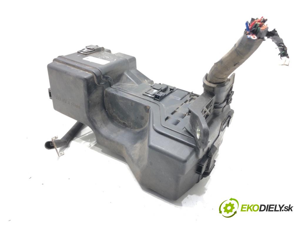 TOYOTA AYGO II liftback 2016 51 kW 1.0 (KGB40) 998 skříňka poistková 821110HT10 (Pojistková skříňka)