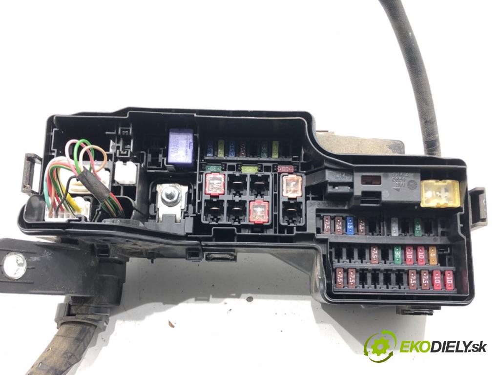 TOYOTA AYGO II liftback 2016 51 kW 1.0 (KGB40) 998 skříňka poistková 821110HT10 (Pojistková skříňka)