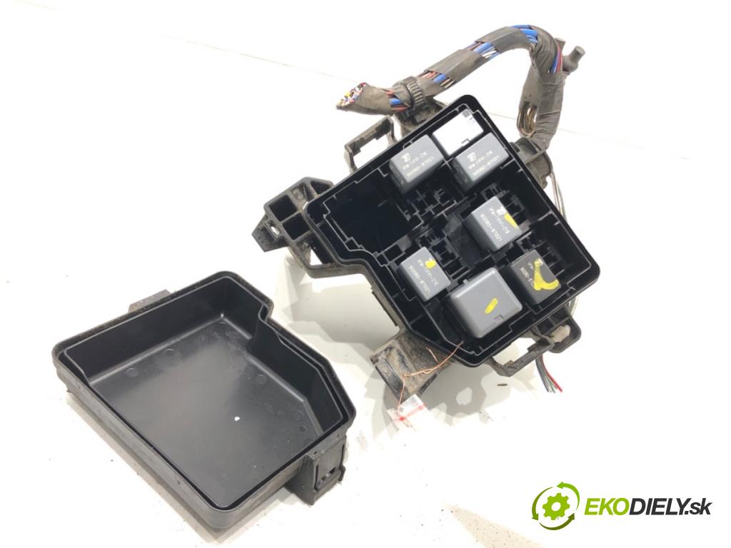 TOYOTA AYGO II liftback 2016 51 kW 1.0 (KGB40) 998 skříňka poistková  (Pojistková skříňka)