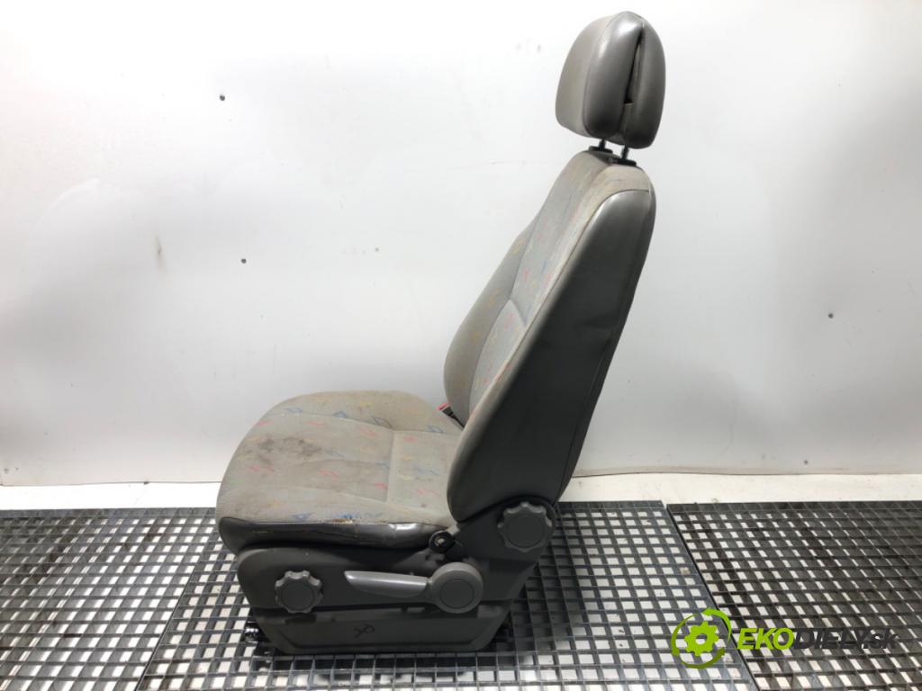 VW CARFTER 30 35 Autobus 2010 120 kW 2.5 TDI 2461 Sedadlo ľavy predný