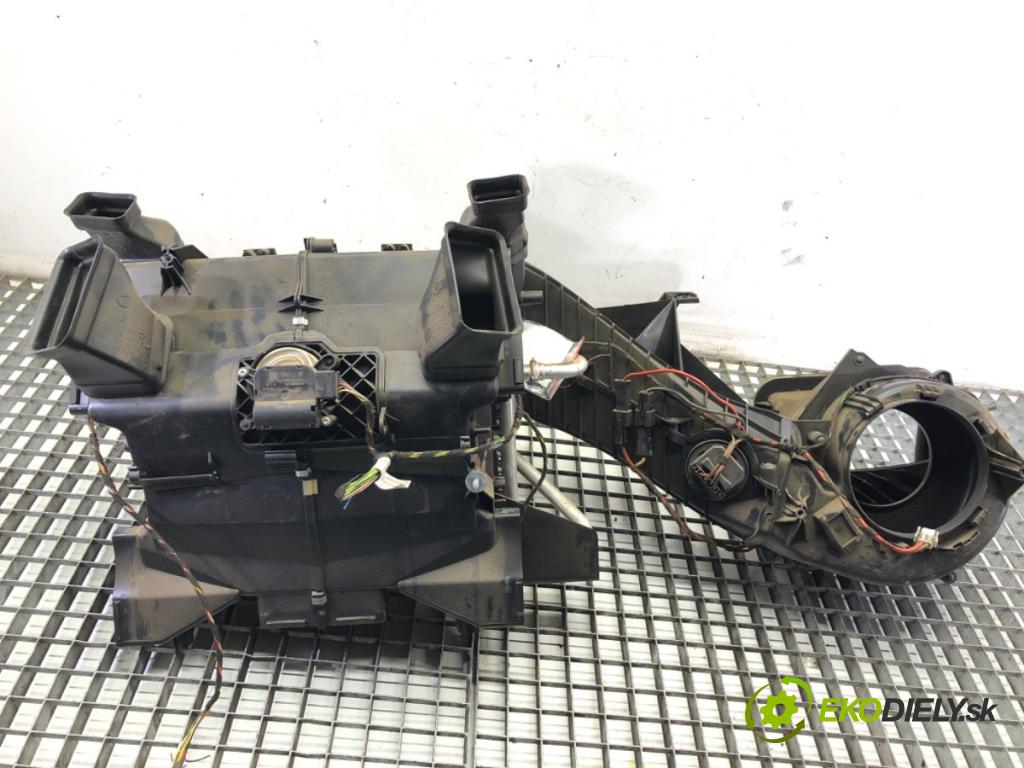 VW CARFTER 30 35 Autobus 2010 120 kW 2.5 TDI 2461 topné těleso radiátor topení A9068301160 (Radiátor topení)