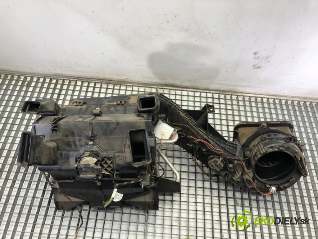 VW CARFTER 30 35 Autobus 2010 120 kW 2.5 TDI 2461 topné těleso radiátor topení A9068301160 (Radiátor topení)