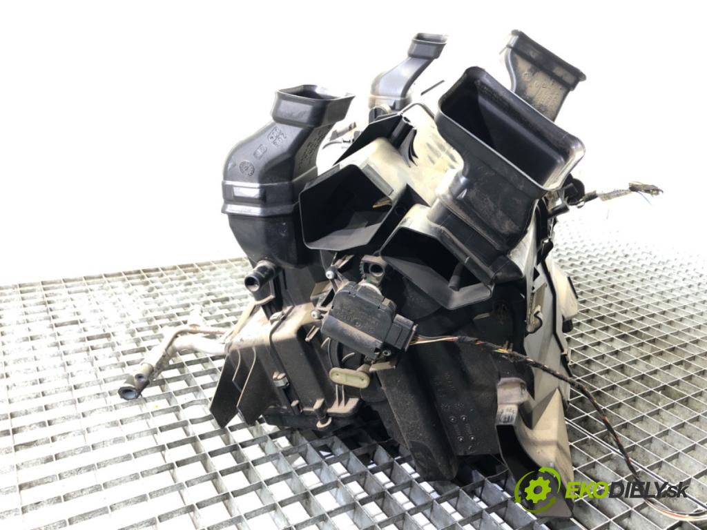 VW CARFTER 30 35 Autobus 2010 120 kW 2.5 TDI 2461 topné těleso radiátor topení A9068301160 (Radiátor topení)