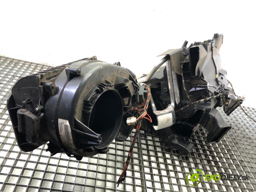 VW CARFTER 30 35 Autobus 2010 120 kW 2.5 TDI 2461 topné těleso radiátor topení A9068301160 (Radiátor topení)