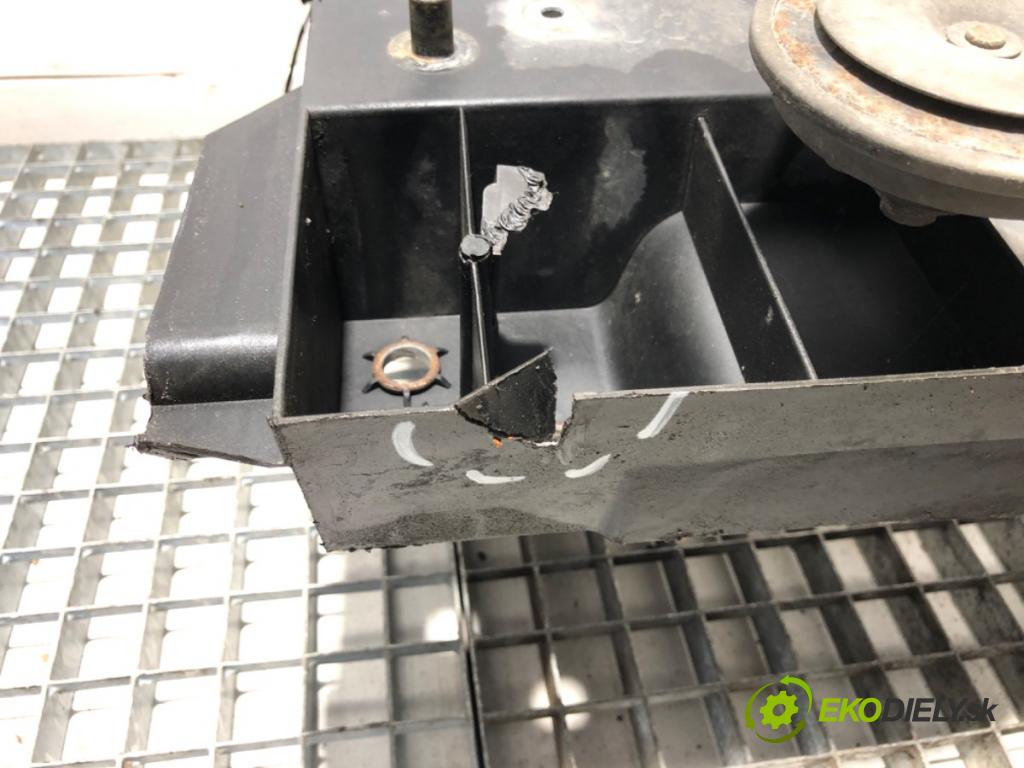 VW CARFTER 30 35 Autobus 2010 120 kW 2.5 TDI 2461 držák přední část  (Přední výztuha)