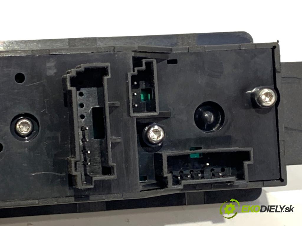 VW CARFTER 30 35 Autobus 2010 120 kW 2.5 TDI 2461 Prepínač okien  (Prepínacie páčky pod volantom)