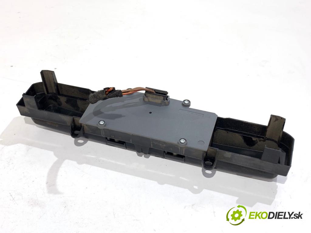 VW CARFTER 30 35 Autobus 2010 120 kW 2.5 TDI 2461 Spínač svetiel výstražných (núdzových) 9065454107 (Prepínacie páčky pod volantom)