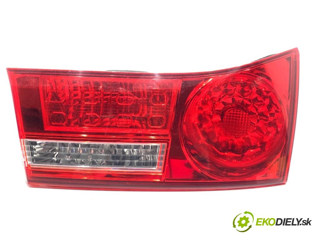 HONDA ACCORD VIII Kombi 2011 110 kW 2.2 i-DTEC (CW3) 2199 Svetlo zad pravá vnútorná P8129 (Kľučka dverí ostatné)