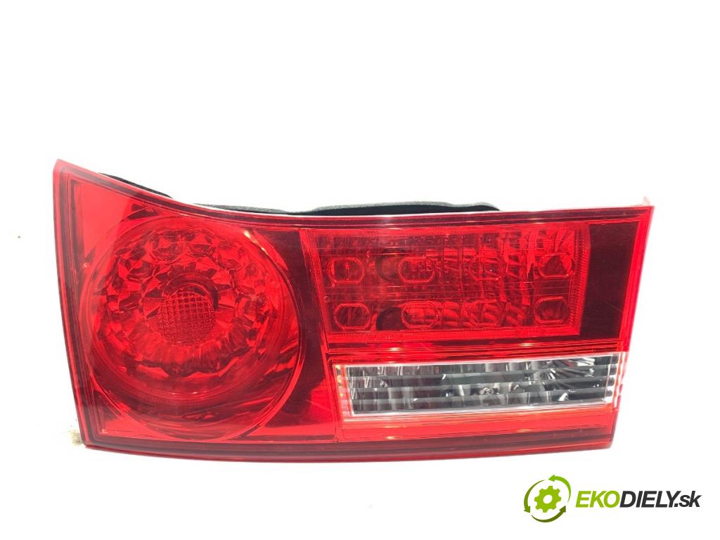 HONDA ACCORD VIII Kombi 2011 110 kW 2.2 i-DTEC (CW3) 2199 Svetlo zad ľavá strana vnútorná P8129 (Kľučka dverí ostatné)