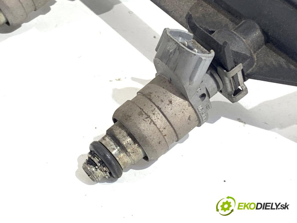 SEAT LEON II liftback 2008 75 kW 1.6 1595 Lišta vstrekovacia 06A133317AS (Vstrekovacia lišta)