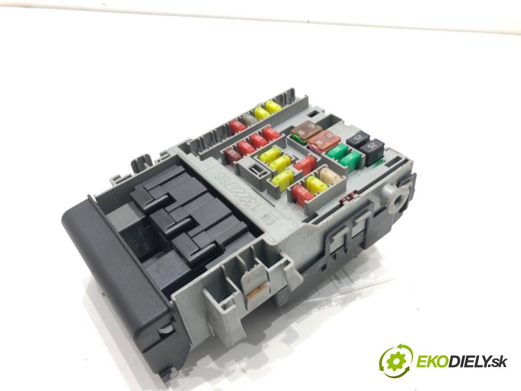 OPEL INSIGNIA A liftback 2011 118 kW 2.0 CDTI (68) 1956 skříňka poistková 525230582 (Pojistková skříňka)