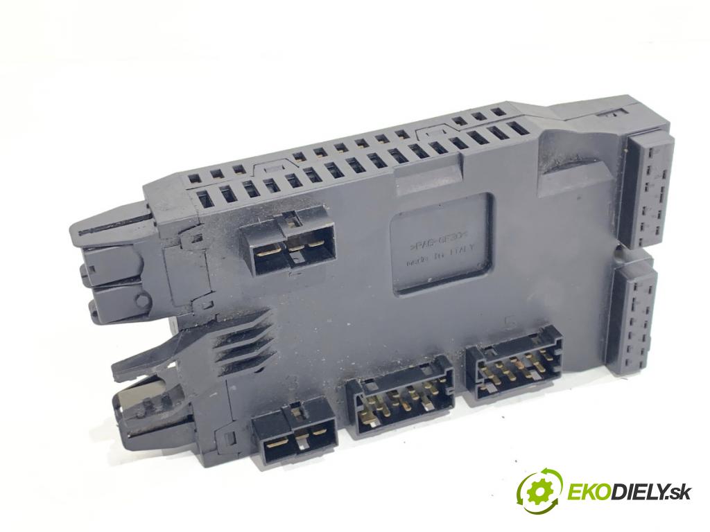 MERCEDES-BENZ W903 Autobus 2005 80 kW 211 CDI 2148 skříňka poistková A9015400350 (Pojistková skříňka)