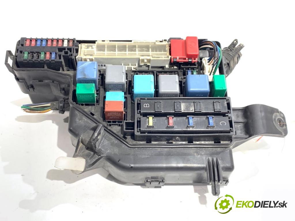 TOYOTA PRIUS II liftback 2008 57 kW 1.5 Hybrid (NHW20_) 1497 skříňka poistková  (Pojistková skříňka)